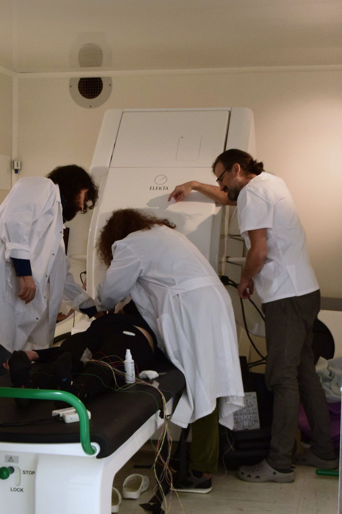 Investigadores preparan a una persona para un registro en el laboratorio.